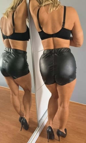 Bőr hatású nacim bugyi nélkül