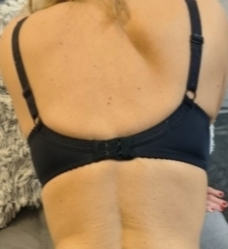 Fekete cickó tartóm