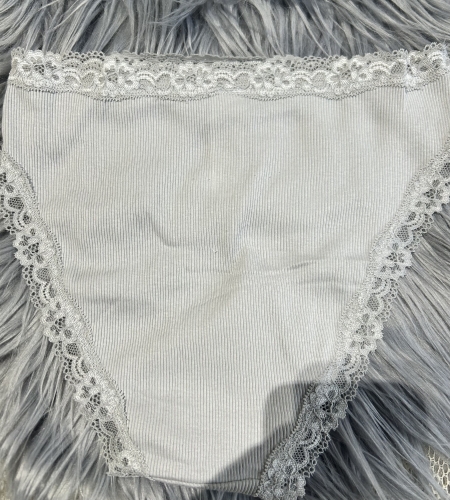 Szürke csipkés csábítás