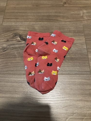 Egy napot viselt piros zokni