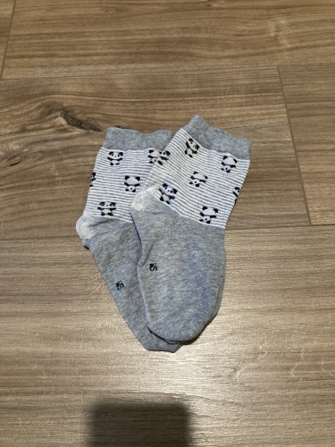 Egy napot viselt csíkos pandás zokni