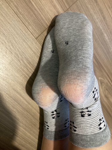 Egy napot viselt csíkos pandás zokni