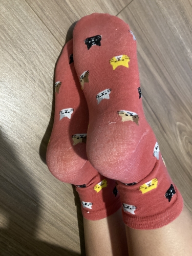 Egy napot viselt piros zokni