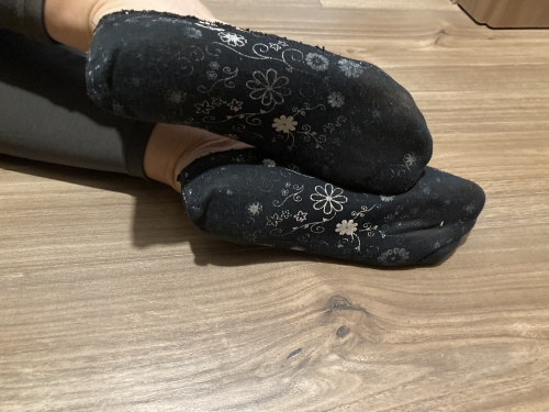 Egy napot viselt fekete virágos titokzokni