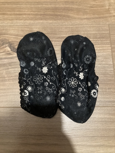 Egy napot viselt fekete virágos titokzokni