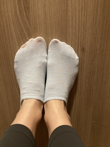 Pöttyös világoskék titokzokni egy napot viselt