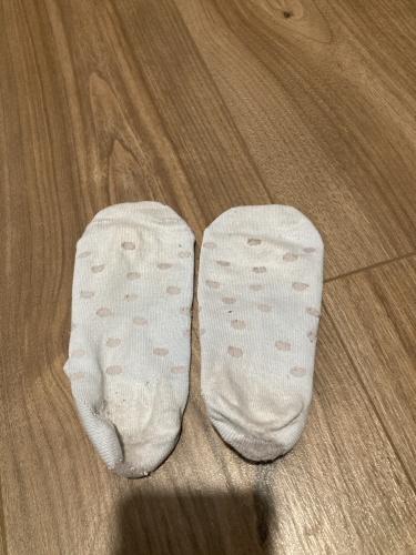 Pöttyös világoskék titokzokni egy napot viselt