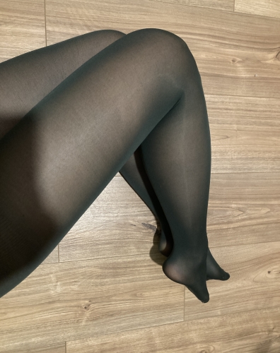 Zöld puha nejlonharisnya egy napot viselt