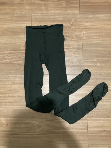 Zöld puha nejlonharisnya egy napot viselt