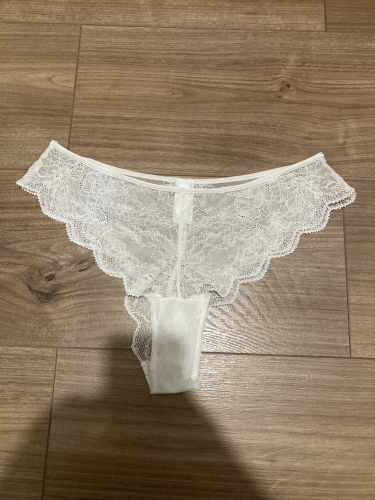 Fehér csipkés francia bugyi egy napot viselt