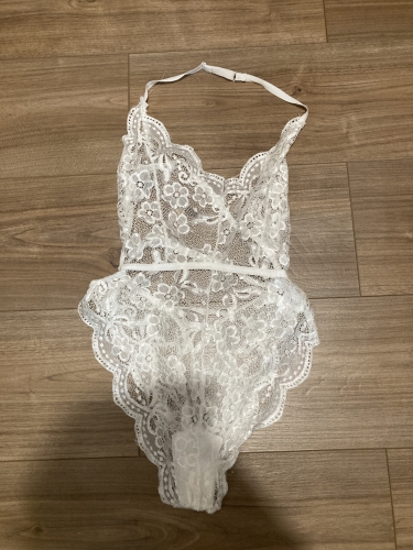 Fehér csipke body egy napot viselt