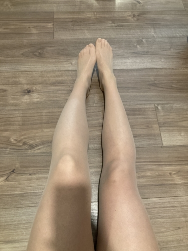 Testszínű vékony nejlonharisnya egy napot viselt