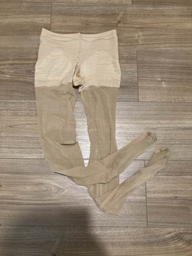 Testszínű vékony nejlonharisnya egy napot viselt