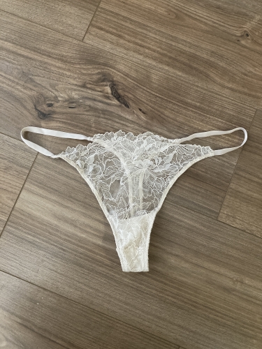 Egy napot viselt csipkés tanga bugyi