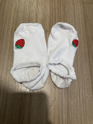 Fehér kis titokzokni egy napot viselt