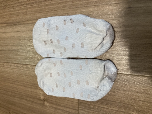Pöttyös kis zokni munkában