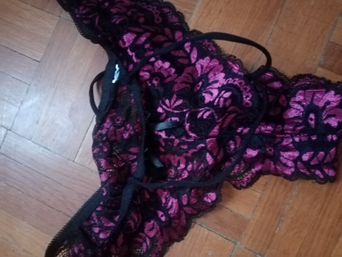 Fekete-pink csipketanga