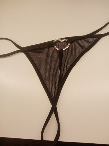 Fekete mazdagtanga strassz-szívvel