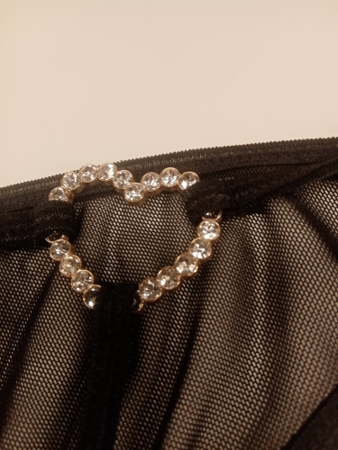 Fekete mazdagtanga strassz-szívvel