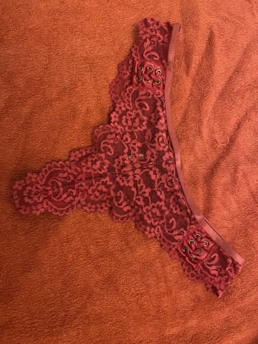 Piros csipkés bugyi