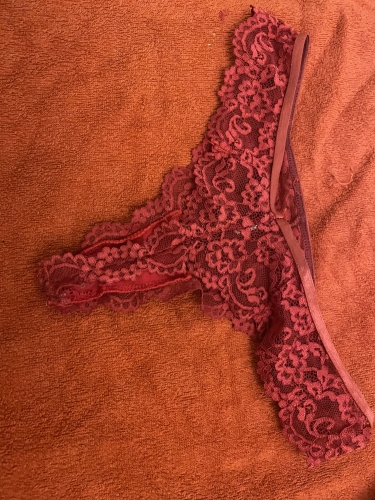 Piros csipkés bugyi