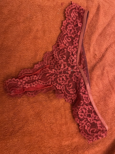 Piros csipkés bugyi