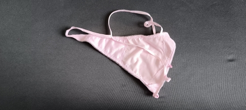 Mennyei illatú vékony pántos tangám vár.