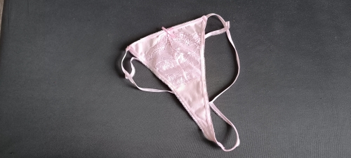 Mennyei illatú vékony pántos tangám vár.