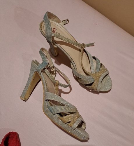 Megszolgált ezüst színű magassarkúm