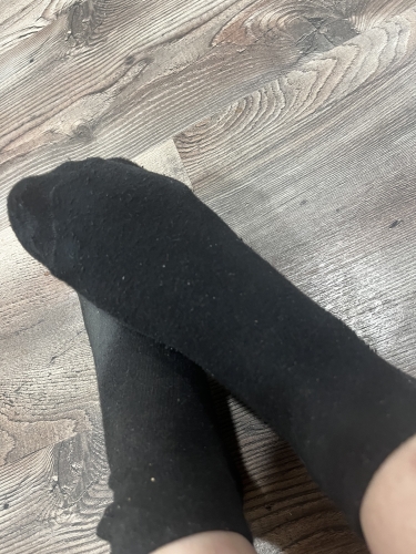 Viselt fekete zokni – diszkrét, mégis csábító