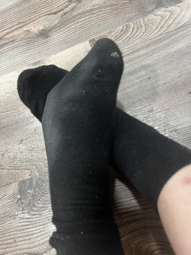 Viselt fekete zokni – diszkrét, mégis csábító